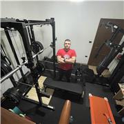 Istruttore, riconosciuto dal’ Associazione Italiana Personal Trainer, pianifica e struttura schede personalizzate allenamento